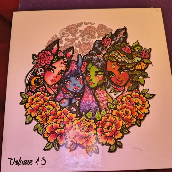 Eyeshadow Palette with Purple and Gold Shades - Picture 13 of 15